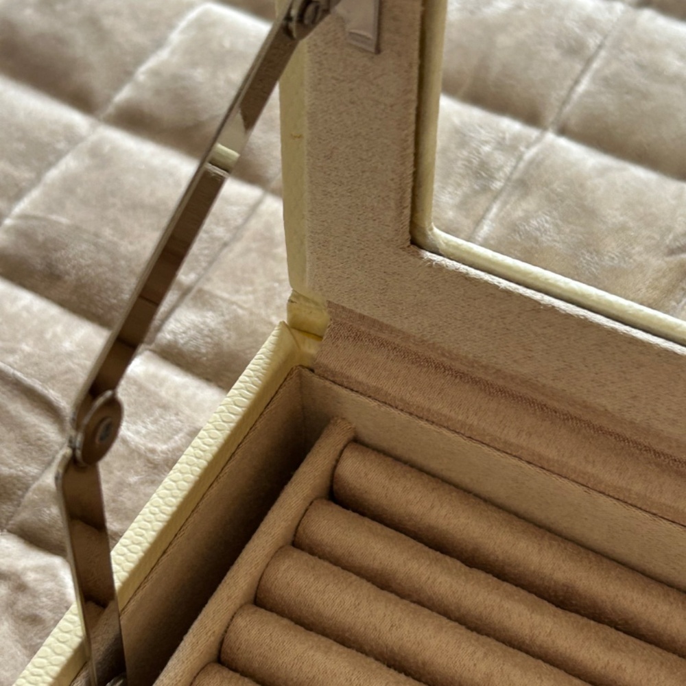 WOLF hinged lid jewelry case - Picture 4 of 8